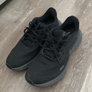 Used Nike black sneakers